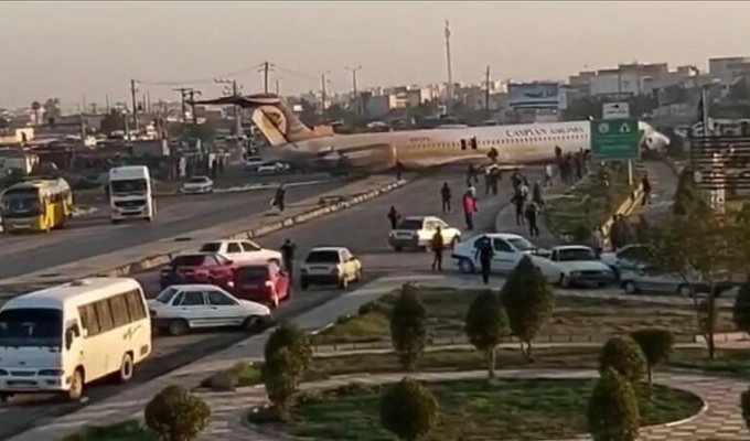 Иранские пилоты «проспали» ВПП и посадили пассажирский самолет на оживленной дороге (2 фото + 1 видео)