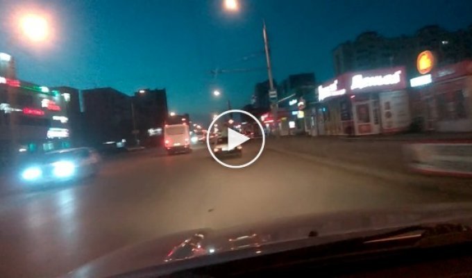 В Омске девушку прокатили на крыше автомобиля