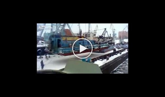 В Казанском порту уронили 100-тонный кран