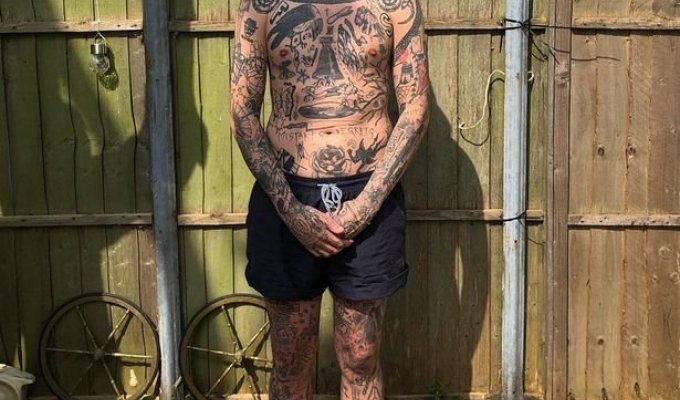 Крис Вудхед делал по татуировкe каждый день, сидя на карантине. Посмотрите, как он выглядит теперь (10 фото)