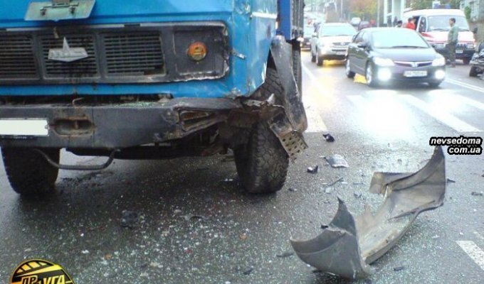 В Киеве, в Opel Meriva влетел грузовик! (7 фото)