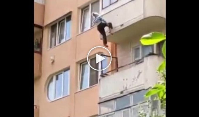 81-летняя пенсионерка выпала с балкона на 5 этаже, но смогла спастись, ухватившись за бельевые веревки этажом ниже
