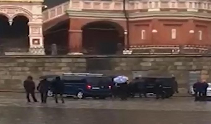 Водитель «Гелика» из Приморья грозил убить себя у Кремля (2 фото + 1 видео)