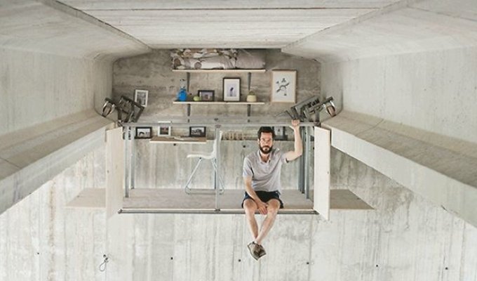 Испанский дизайнер построил секретную студию под одним из валенсийских мостов (11 фото + 1 видео)