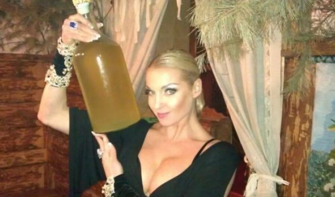 Анастасия Волочкова показала свой фирменный напиток для похудения и шокировала диетолога (3 фото)