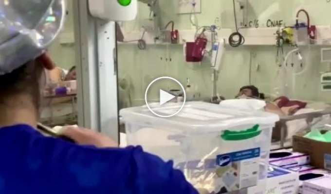 В Чили медсестра устраивает музыкальную паузу для больных COVID-19