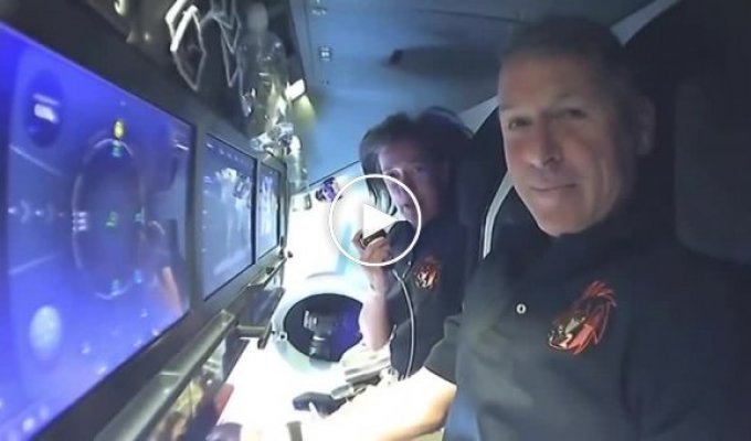 Астронавты миссии Crew-2, летящие на МКС, рассказывают о своем корабле Crew Dragon Endeavour