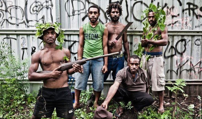 Дикие нравы: будни молодежных банд папуасов Новой Гвинеи (11 фото)