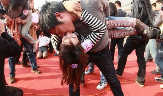 Конкурс поцелуев в Китае (9 фото)