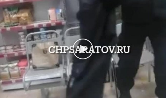 В Саратове бравые сотрудники ГБР вышибли старушку из отделения почты и попали на видео