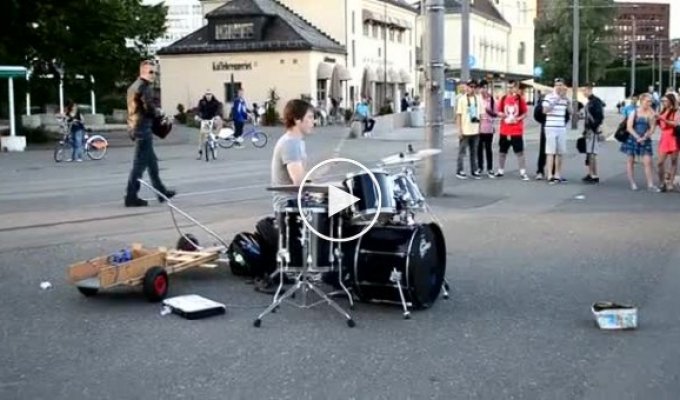 Крутой уличный барабанщик из Норвегии