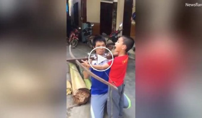 Вьетнамец удалил сыну зуб с помощью арбалета видео