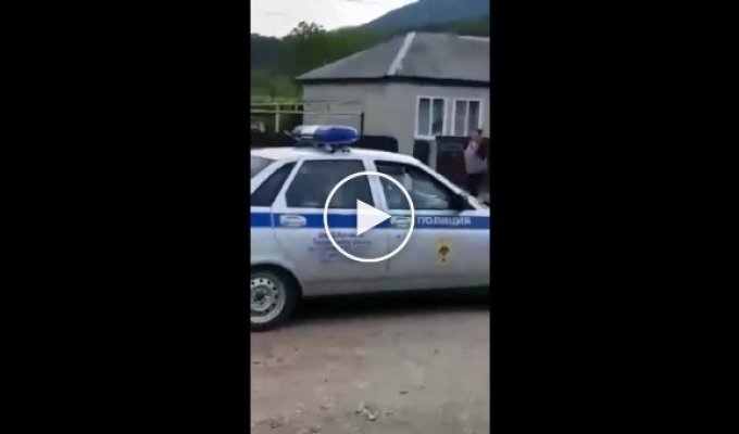 В Туапсе полицейский едва не задушил задержанного в служебном автомобиле