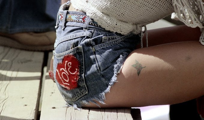 Голубые джинсовые шорты — любимый тренд американских девушек 70-х годов (24 фото)