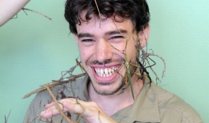 Парень, который не боится насекомых (4 фото)