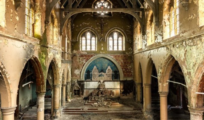 Заброшенные церкви на фотографиях Джеймса Кервина (23 фото)