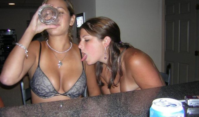 Пьяные девочки целуются. Отлично! (12 фото)