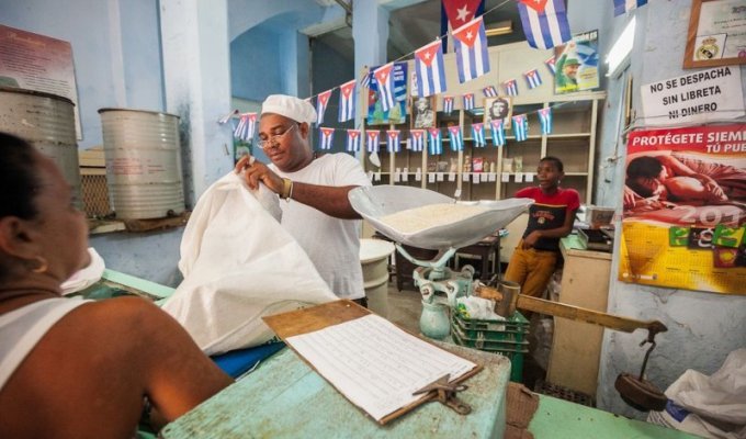 Кубинские магазины как зеркало социалистической революции (23 фото)