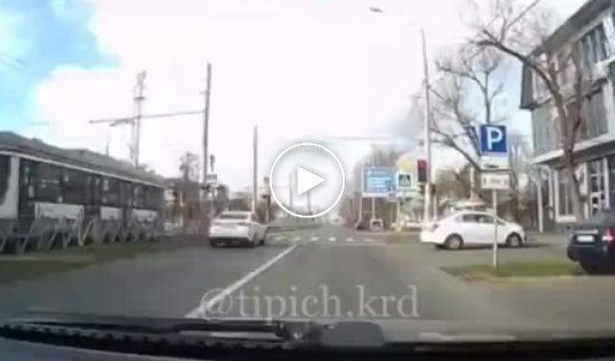 В Краснодаре водитель легковушки пролетел несколько метров над дорогой