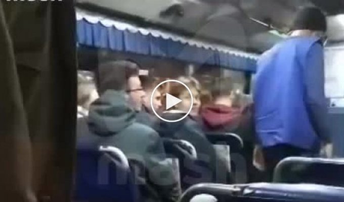 Во Владивостоке водитель автобуса подрался и выгнал пассажира автобуса из-за сережки в ухе (мат)