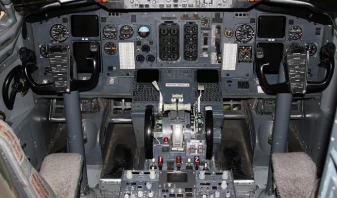 Кабина Boeing 737 Classic (28 фотографий)