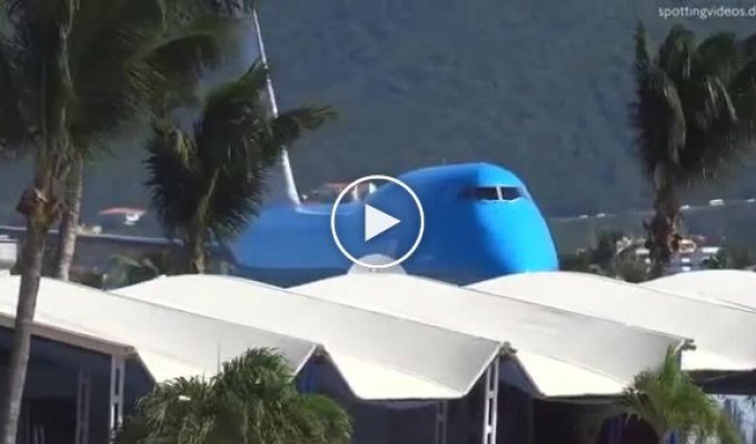 Взлет самолета на пляже Махо на острове Сен-Мартен