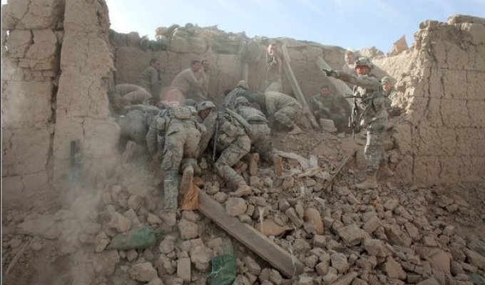 Взрыв в Кандагаре уничтожил шестерых солдат (9 фото)