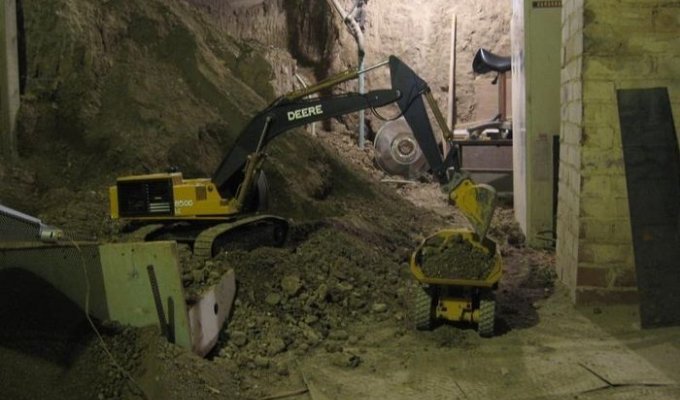Американец копает тоннель с помощью игрушечной техники уже 15 лет (29 фото + 5 видео)
