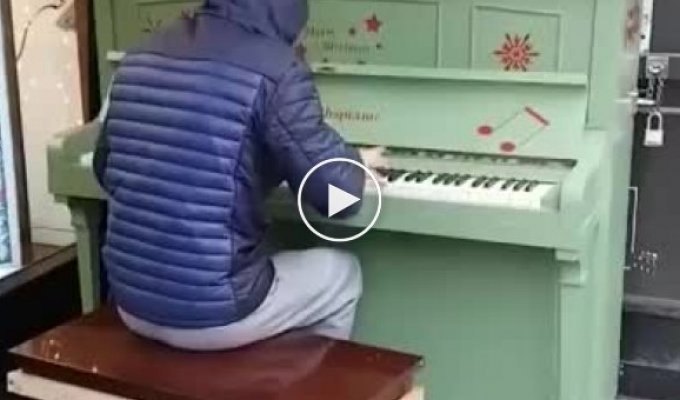 Парень просто сел за уличное пианино в Манчестере и начал играть
