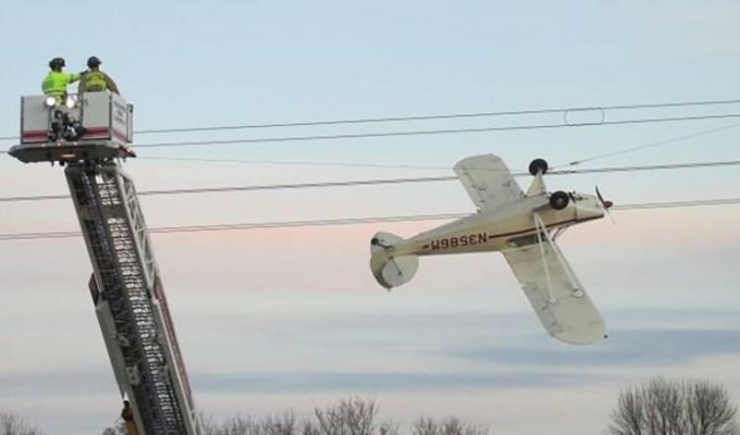 Самолет запутался в линиях электропередач (3 фото)