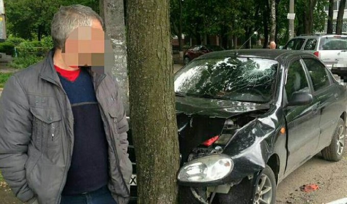  Пьяный водитель, врезавшийся в дерево в Харькове, пытался подкупить патрульных 10 тыс. гривен