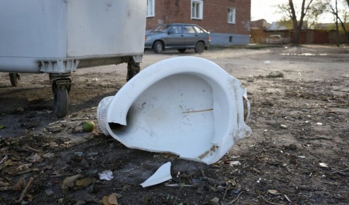 Житель Владимирской области решил стащить из кафе унитаз, да разбил его по дороге (1 фото)