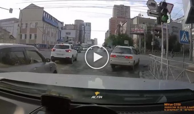 Пикап-мастер из Новосибирска сбил девушку на пешеходном переходе