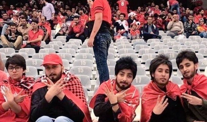 Иранские фанатки переоделись в мужчин, чтобы попасть на футбол (5 фото)