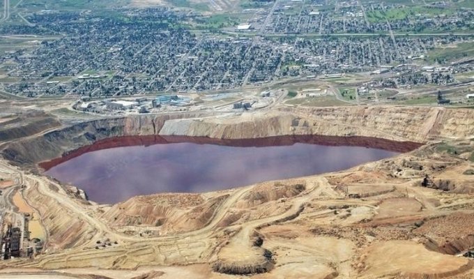 Самое токсичное в мире озеро (3 фото)