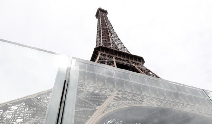 Эйфелеву башню закроют бронированным стеклом (2 фото)