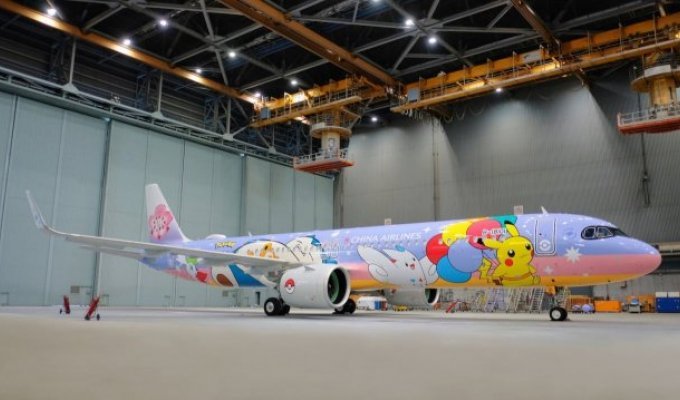 Китайский самолет в ливрее с покемонами (6 фото)
