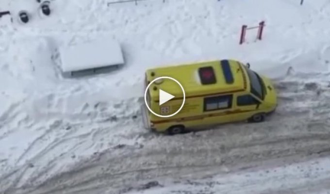 В Москве бригада детской скорой помощи застряла в снегу во дворе жилого дома