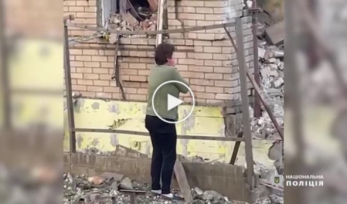 Еще одно видео из Дружковки, куда сегодня был прилет. Женщина плачет на руинах, видимо, собственного дома