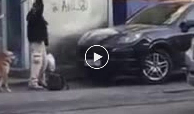 В Днепре мужчина громил припаркованные автомобили