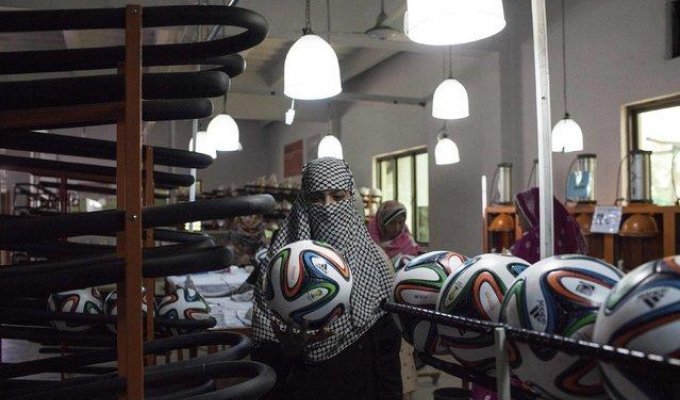 На фабрике в Пакистане по производству футбольных мячей для Кубка мира (10 фото)