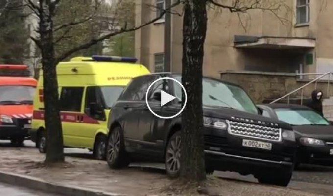 Женщина на Range Rover заблокировала проезд машинам скорой помощи у больницы в Калужской области