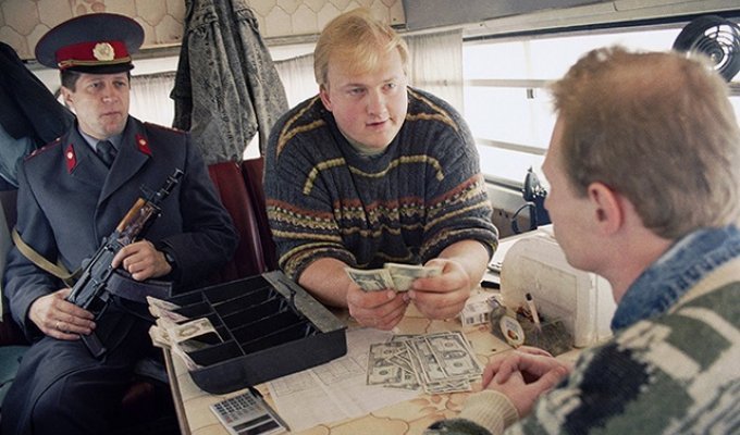 Тяжелые воспоминания о дефолте 1998 года в России (6 фото)