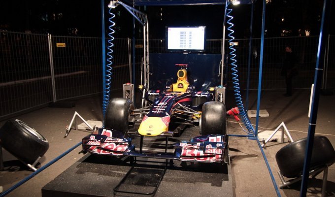 Red Bull Night Race 2011: попробуй себя в роли механика (21 фото)