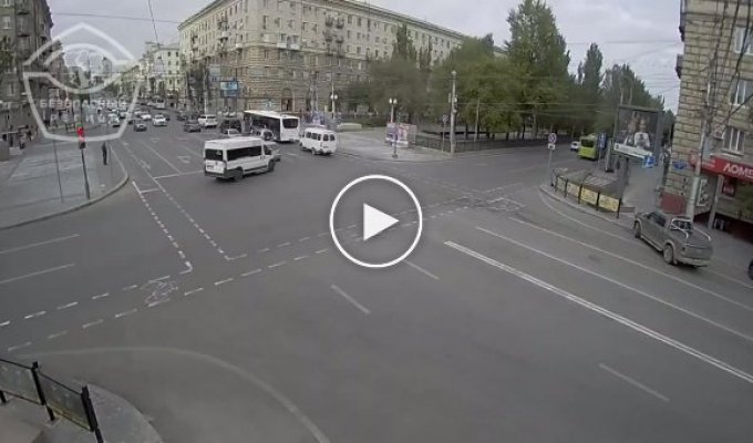 В центре Волгограда перевернулся автомобиль