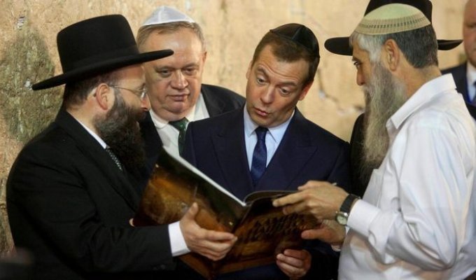 Дмитрий Медведев во время посещения Израиля (4 фото)