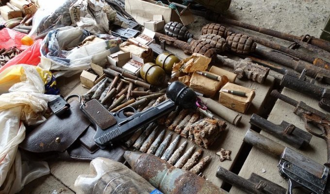 У жителя Волгограда в гараже обнаружили целый арсенал и человеческие останки (2 фото + 1 видео)