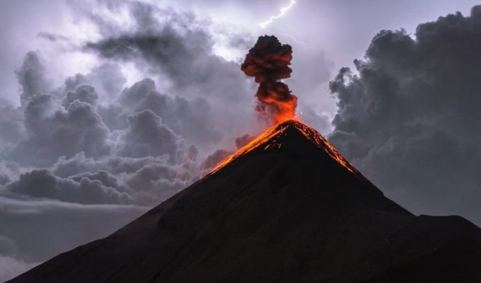 Фотографии извержения вулкана Фуэго (13 фото)