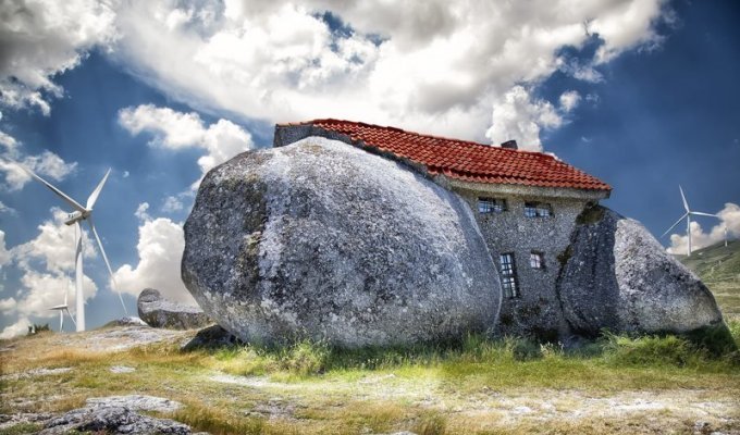 Дома, выдолбленные в скалах и камнях (31 фото)