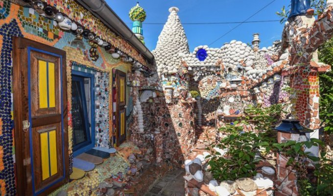 Дом-мозаика из хлама, на который создатель потратил семь лет и 100 000 евро (8 фото)